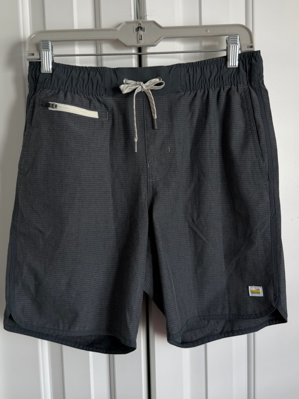NWOT Vuori Men's Banks Shorts  Charcoal Drawstring unlined 7” SZ S